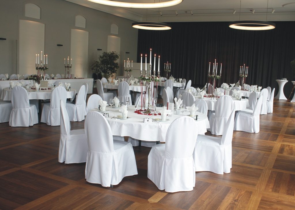 festlich dekorierter Saal
