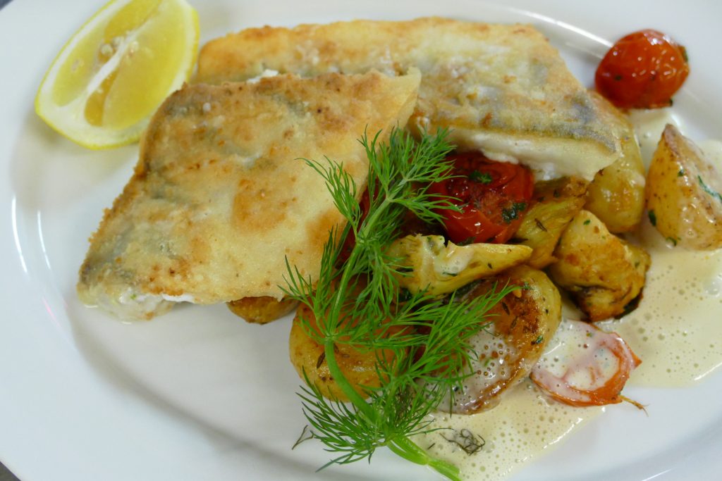 Fischgericht mit Kartoffeln auf einem Teller