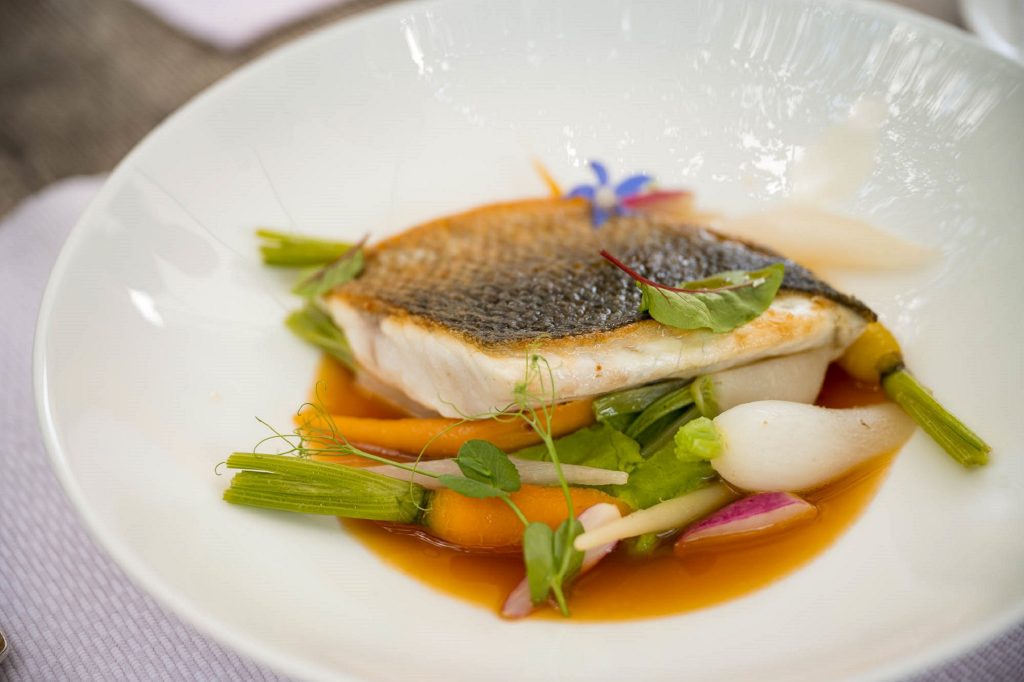 gedünsteter Fisch mit Wurzelgemüse