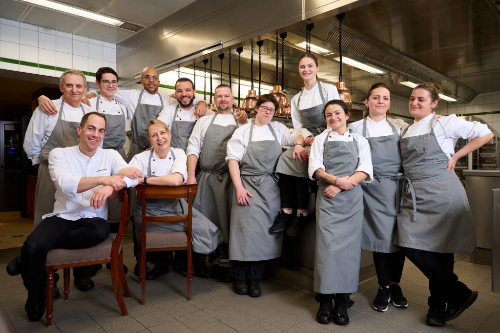 Gruppenfoto: Küchen-Mitarbeiter