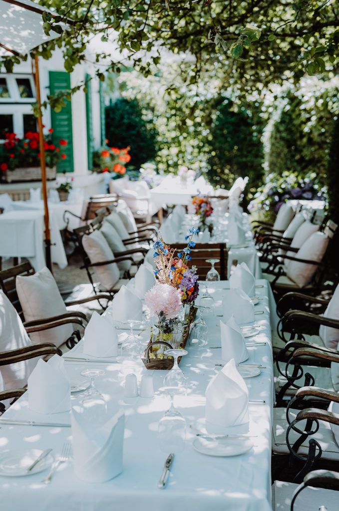 Ansicht Wirtsgarten: gedeckter Tisch