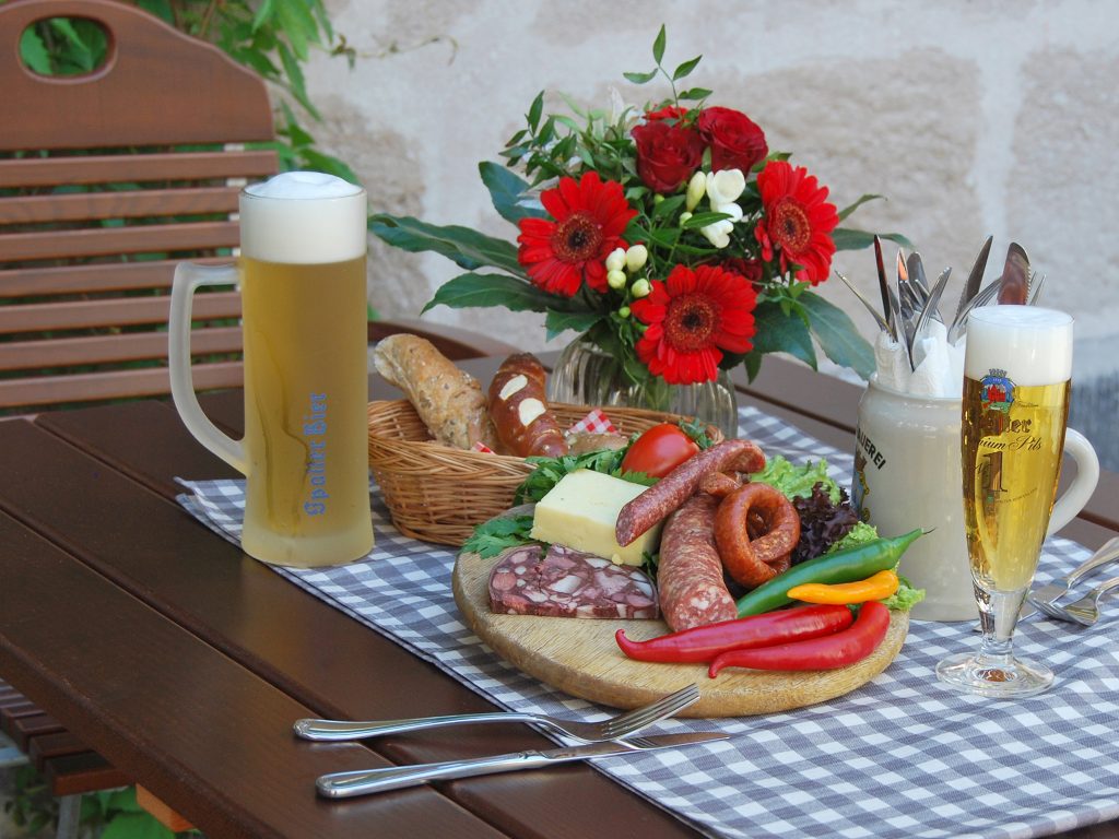 Brotzeit mit allerlei Speisen auf einem Holzbrett