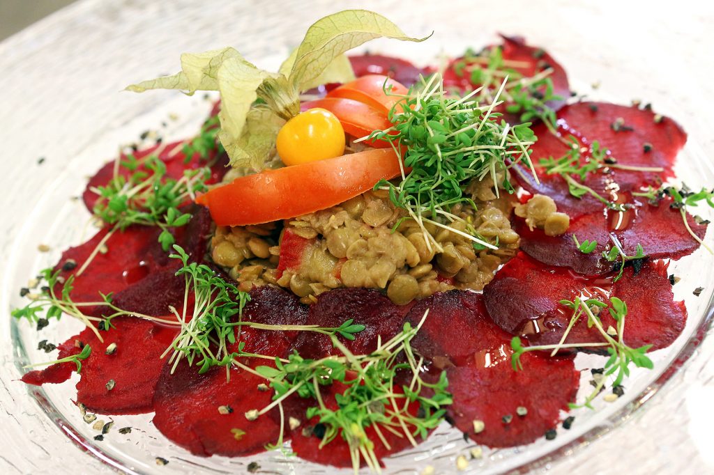 Ein Teller mit Rote Beete Carpaccio