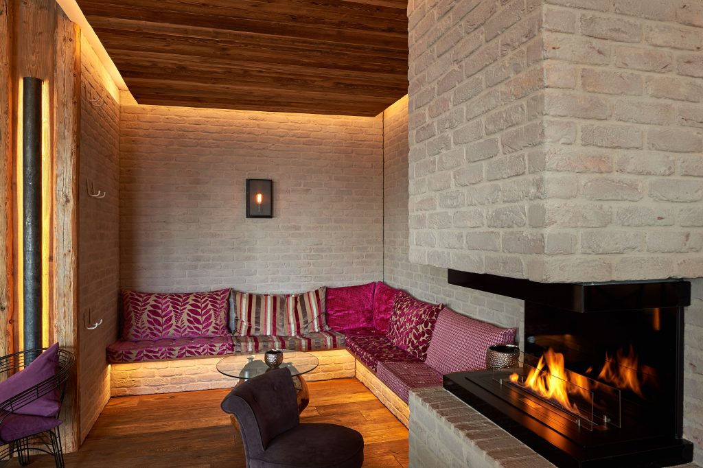 Sitzecke am Kamin Zum Murnauer-Restaurant&Eventlocation