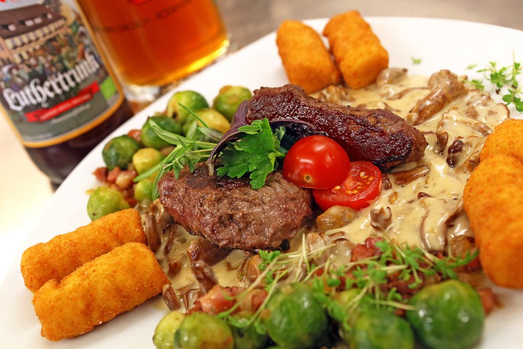 Ein Teller mit Pfiffer-Lendchen und Beilagen