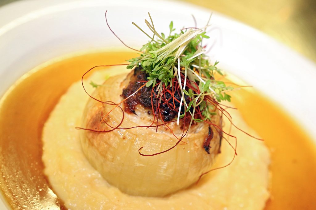 Zwiebelgericht auf einem Teller