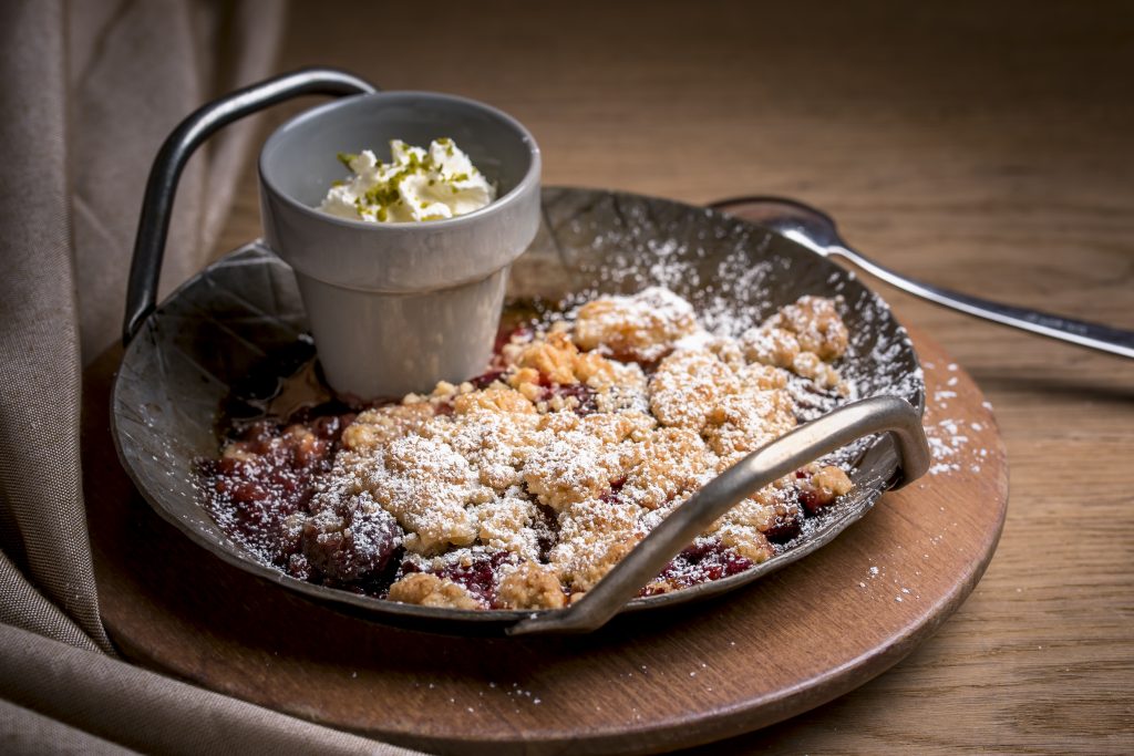 Ein Pfandl mit Kirsch-Crumble