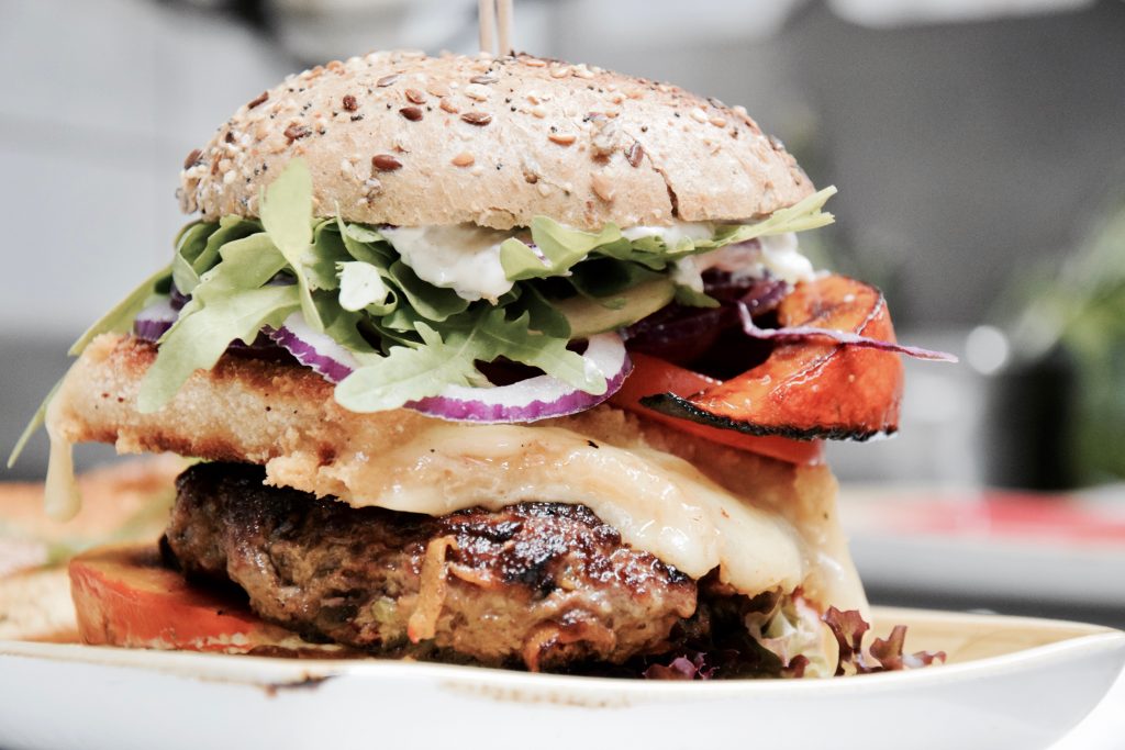 Ein Teller mit einem Burger