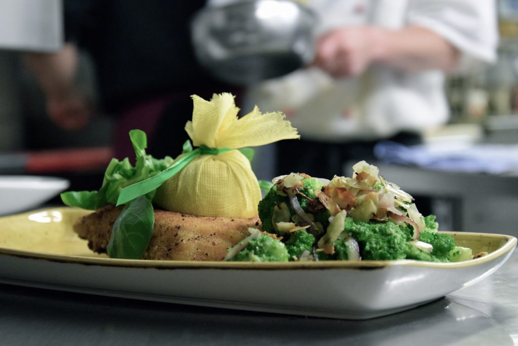 Fleischgericht auf einem Teller