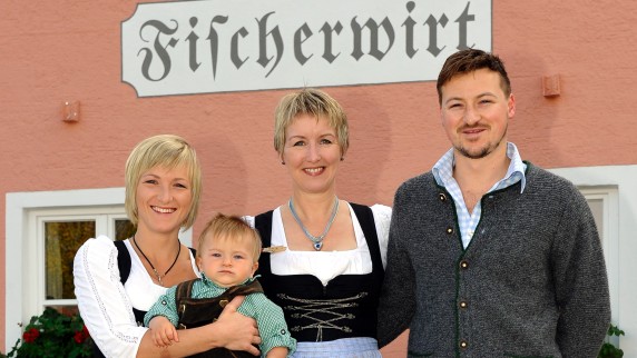 Porträt der Gastgeberfamilie Weiß vor dem Fischerwirt Landsberg