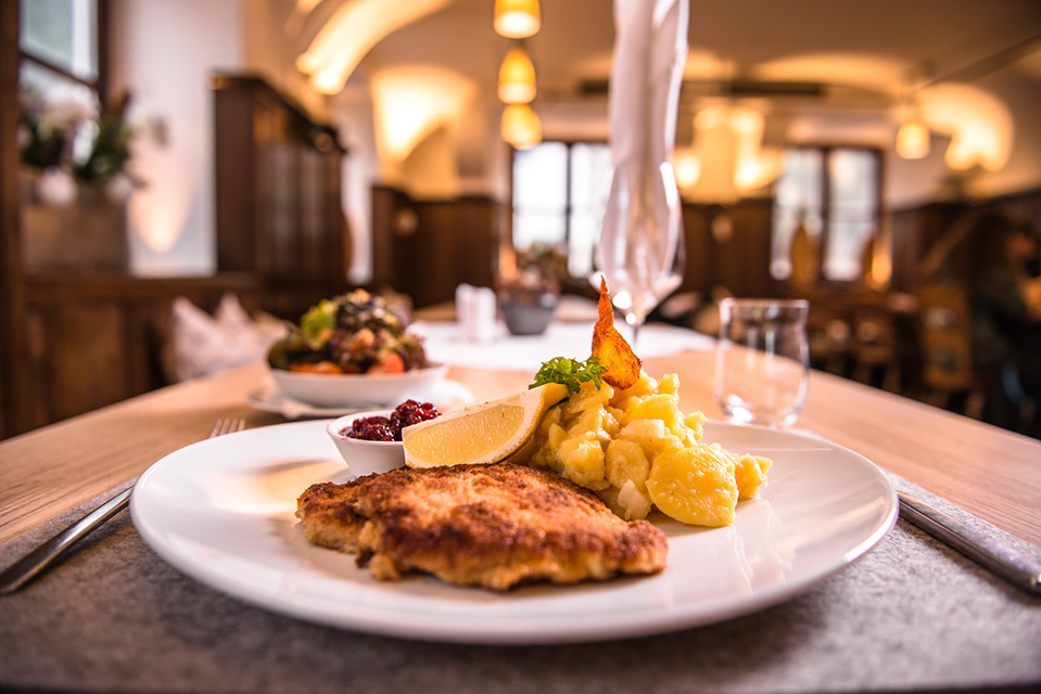 Ein Teller mit Schnitzel und Kartoffelsalat