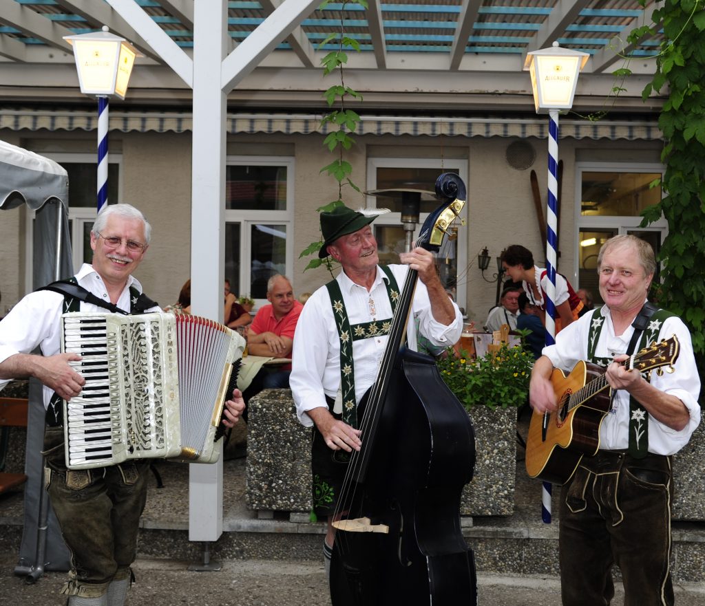 Musiker im Außenbereich des Gasthofes zum Hirsch