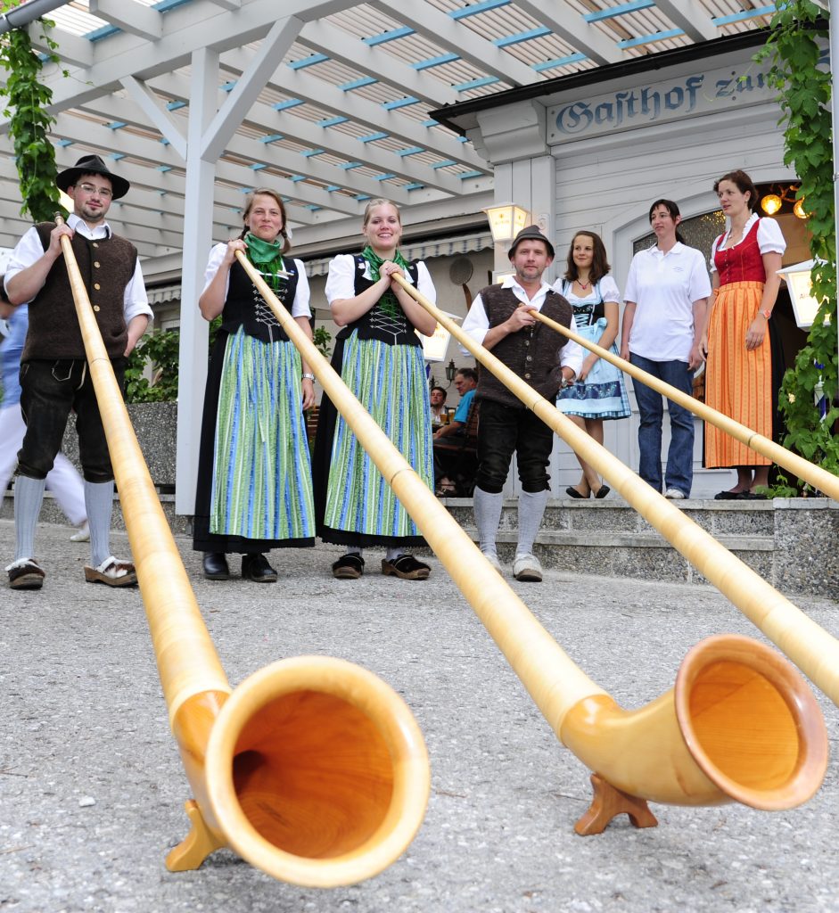Musiker im Außenbereich des Gasthofes zum Hirsch