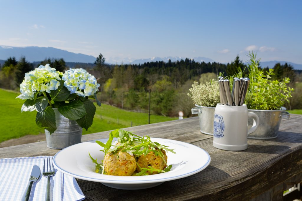 Ein Teller mit Knödel