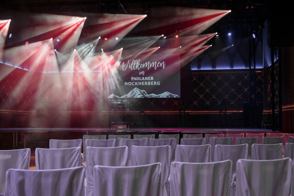 Festsaal mit Bühne im Paulaner am Nockherberg