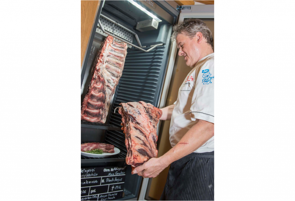 Dry-Aged-Rind im Reifekühlschrank