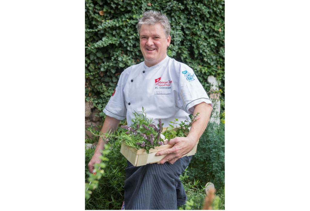 Gastgeber Martin Scheuerlein sammelt Kräuter