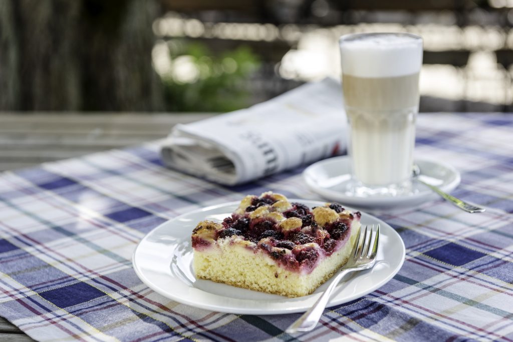 Heidelbeerkuchen, Glas Latte Macchiato