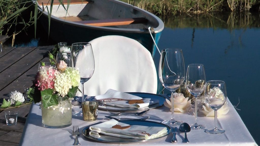 feierlich gedeckter Tisch im Außenbereich des Hotel Eichenhof