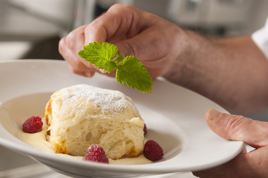 Dampfnudel mit Vanillesoße und Himbeeren