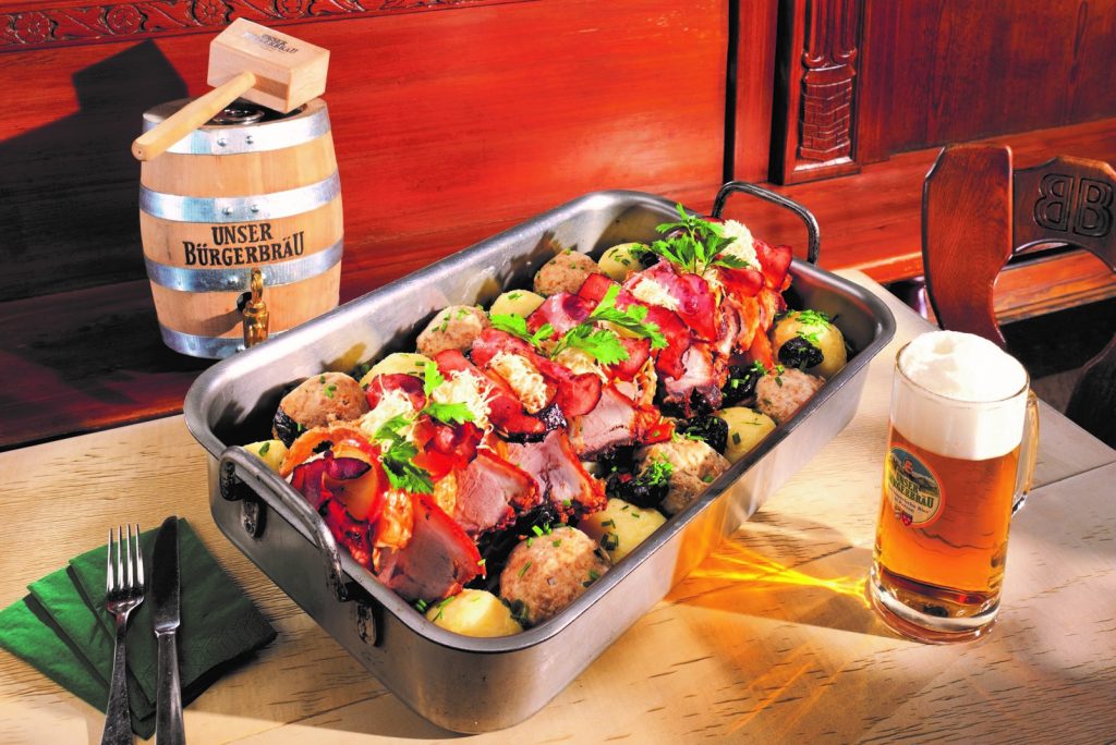 Fleisch mit Knödel in einem Reindl