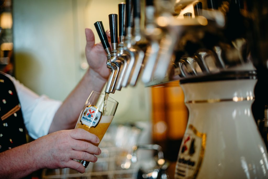 Nahaufnahme Bier zapfen Hotel & Brauereigasthof Müllerbräu
