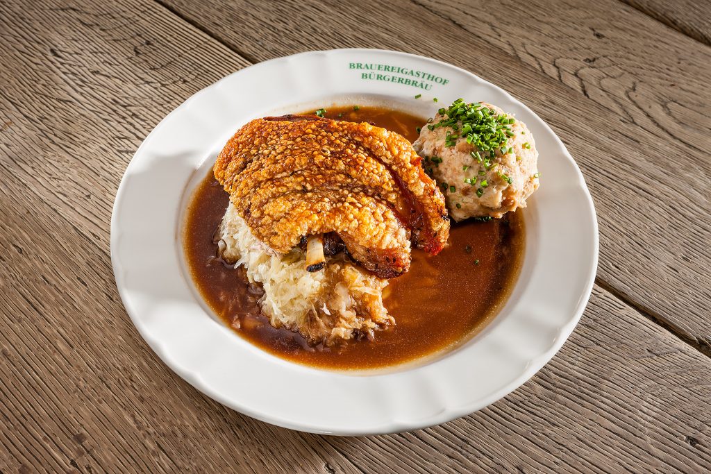 Teller mit einem Haxen und Knödel