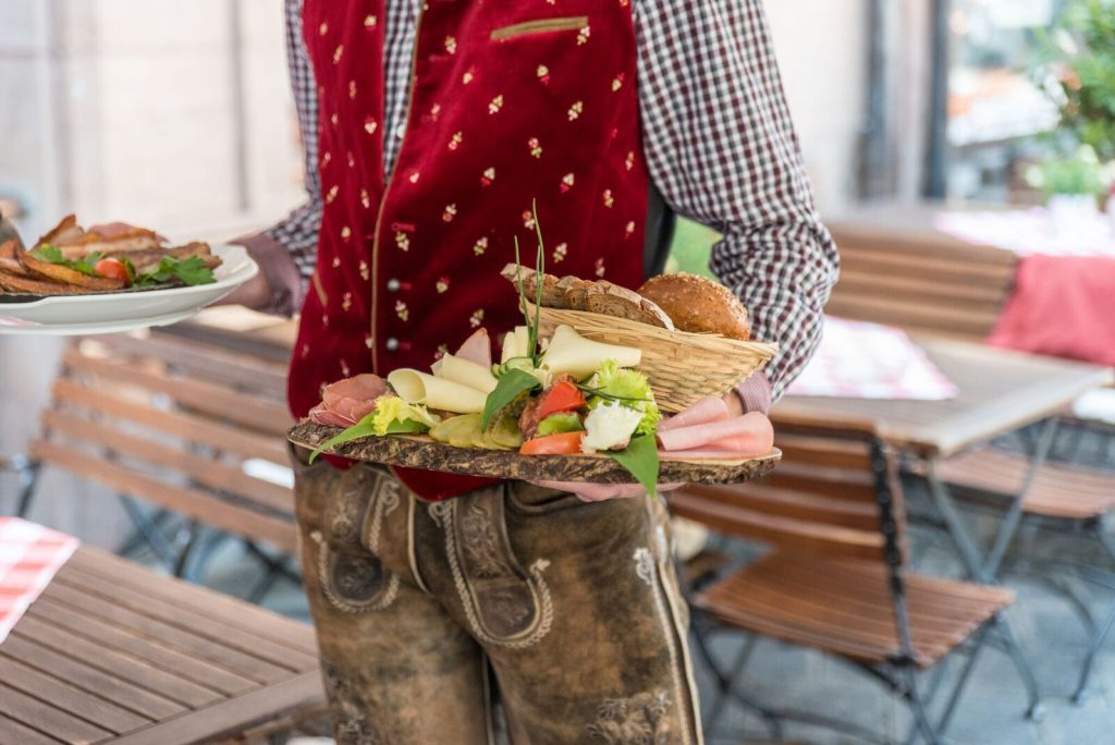Brotzeit mit allerlei Speisen auf einen Holzbrett