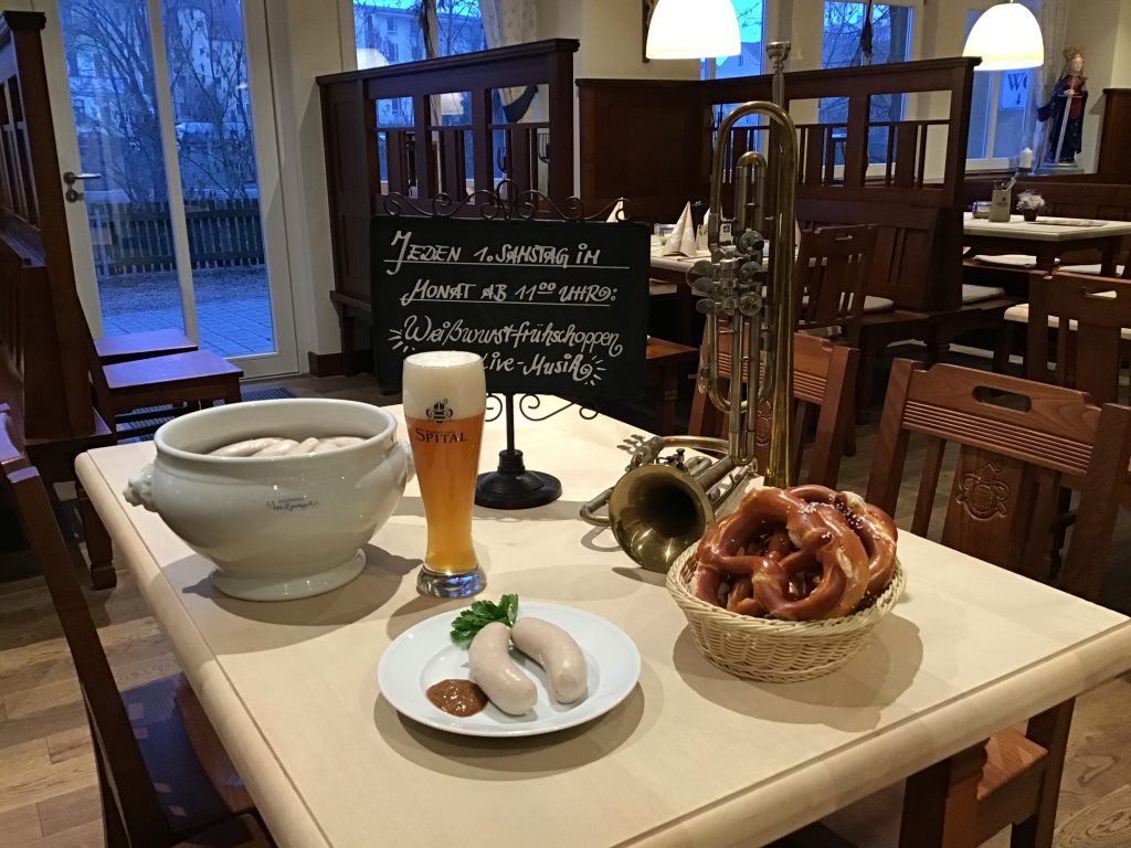 Tisch mit Weißwurstfrühstück