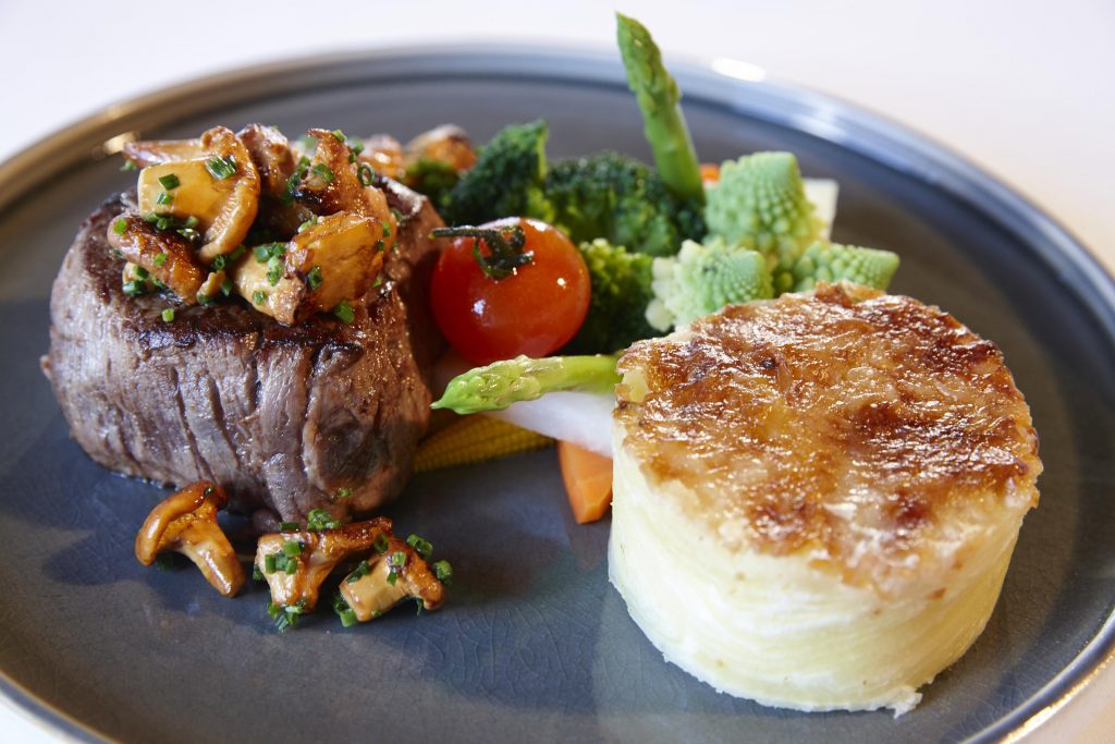 Fleischgericht mit Kartoffelgratin und Gemüse