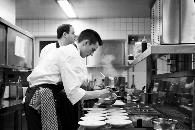Zwei Köche beim kochen