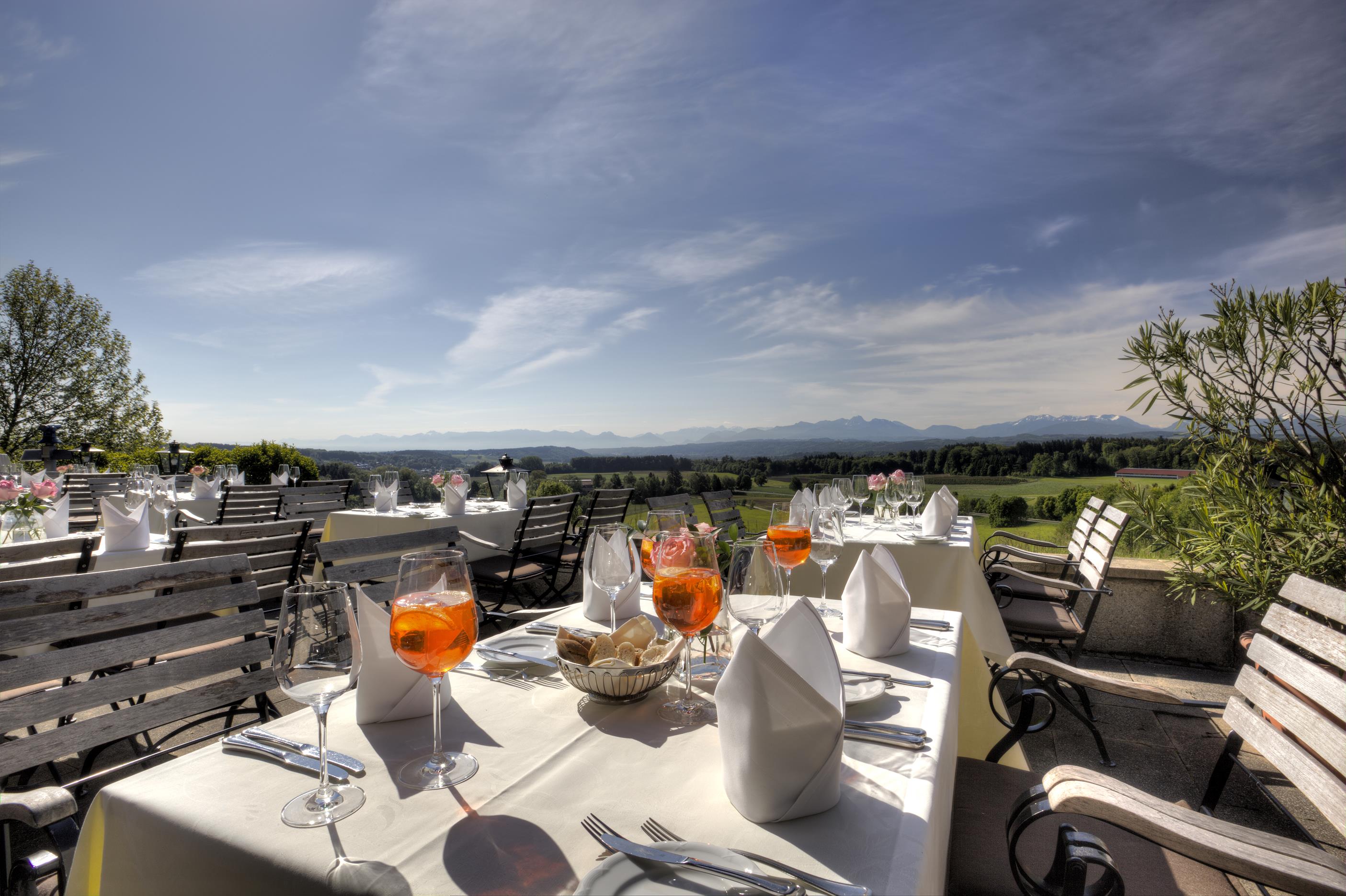 Terasse mit Tischen und Ausblick