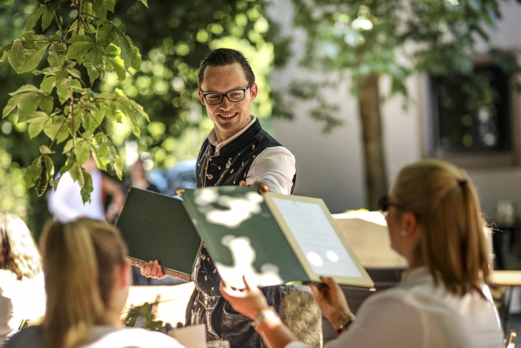 Servicekraft im Biergarten