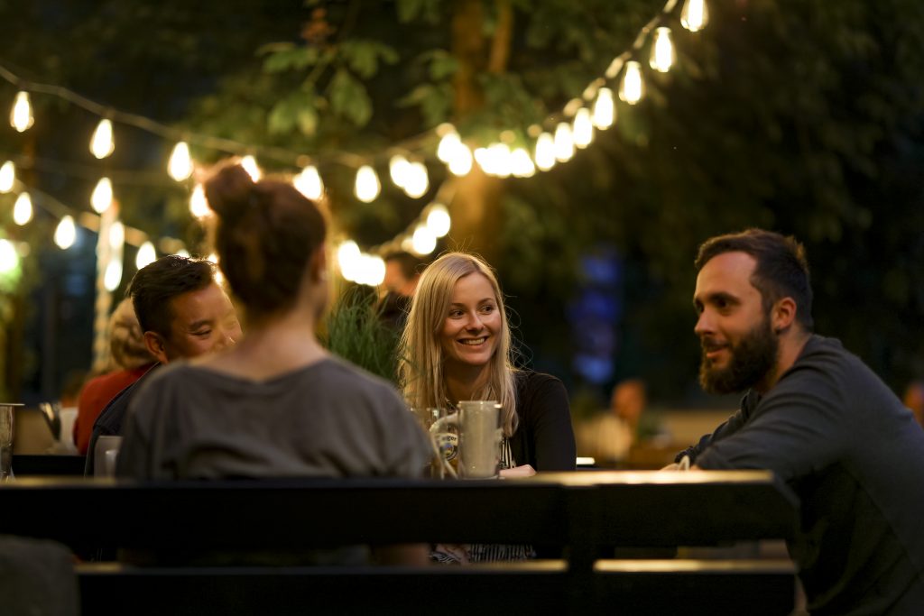 Menschen im Biergarten