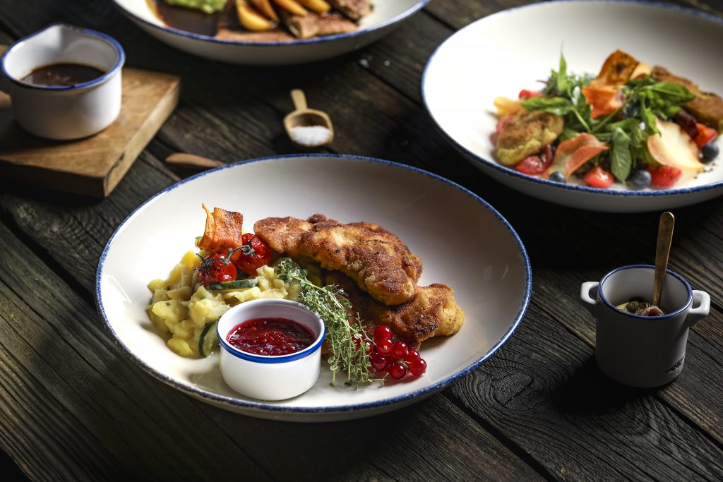 Ein Teller Schnitzel mit Kartoffelsalat