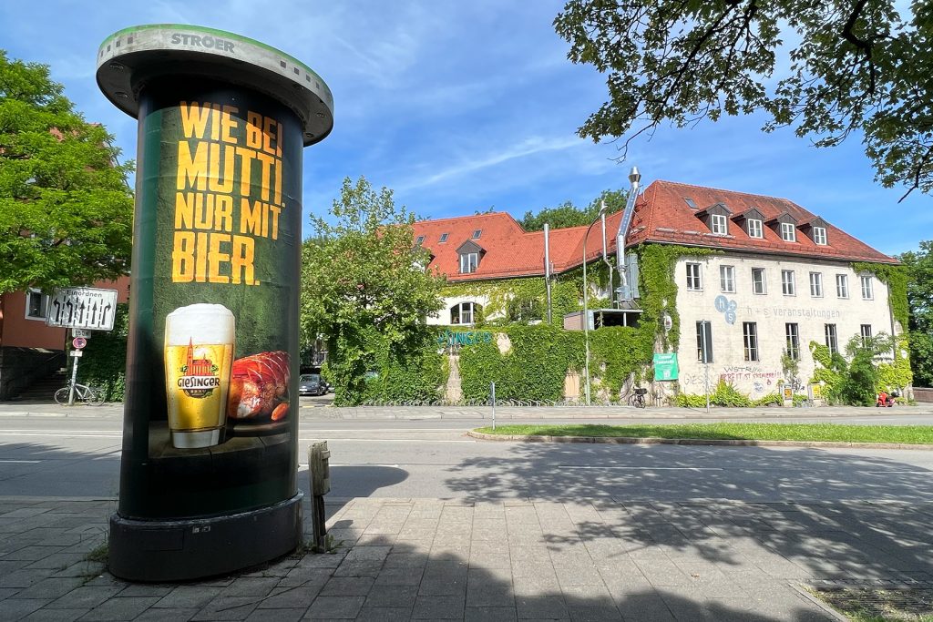 Giesinger Bräu Haupteingang mit Litfaßsäule "Ziel erreicht"
