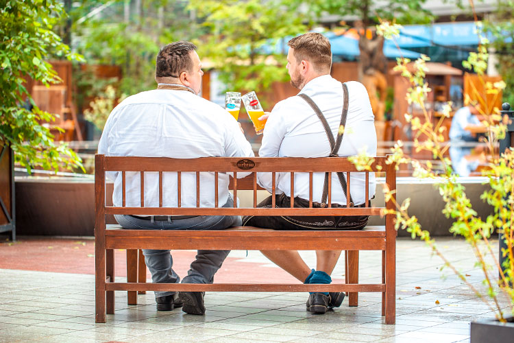 Wirt und Brauer auf der Bank