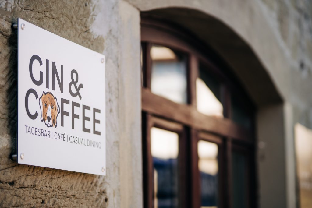 Gin & Coffee Logo auf Außenwand