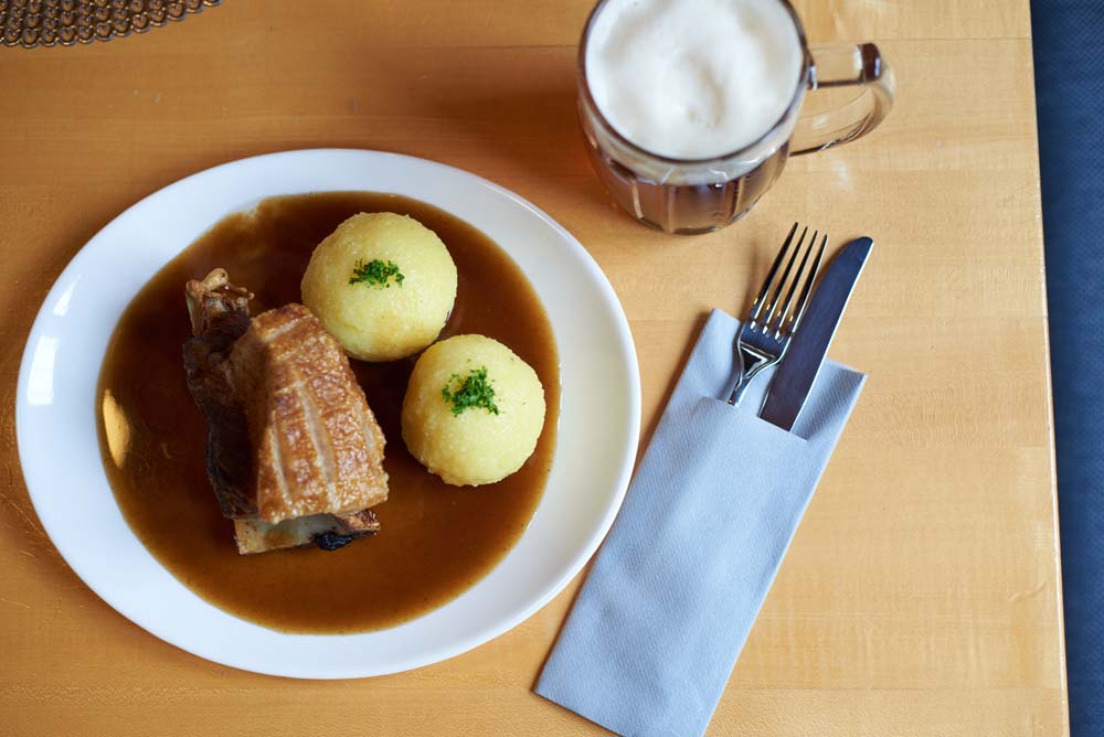 Teller Schäufele mit Knödel