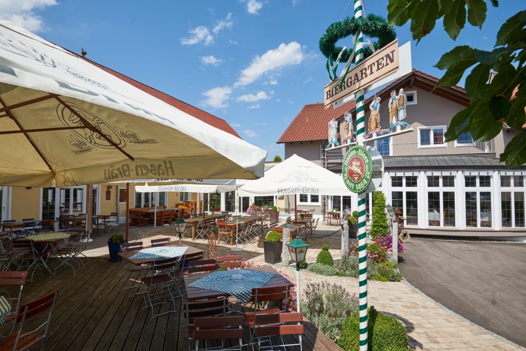 Biergarten mit Sonnenschirmen Neuwirt