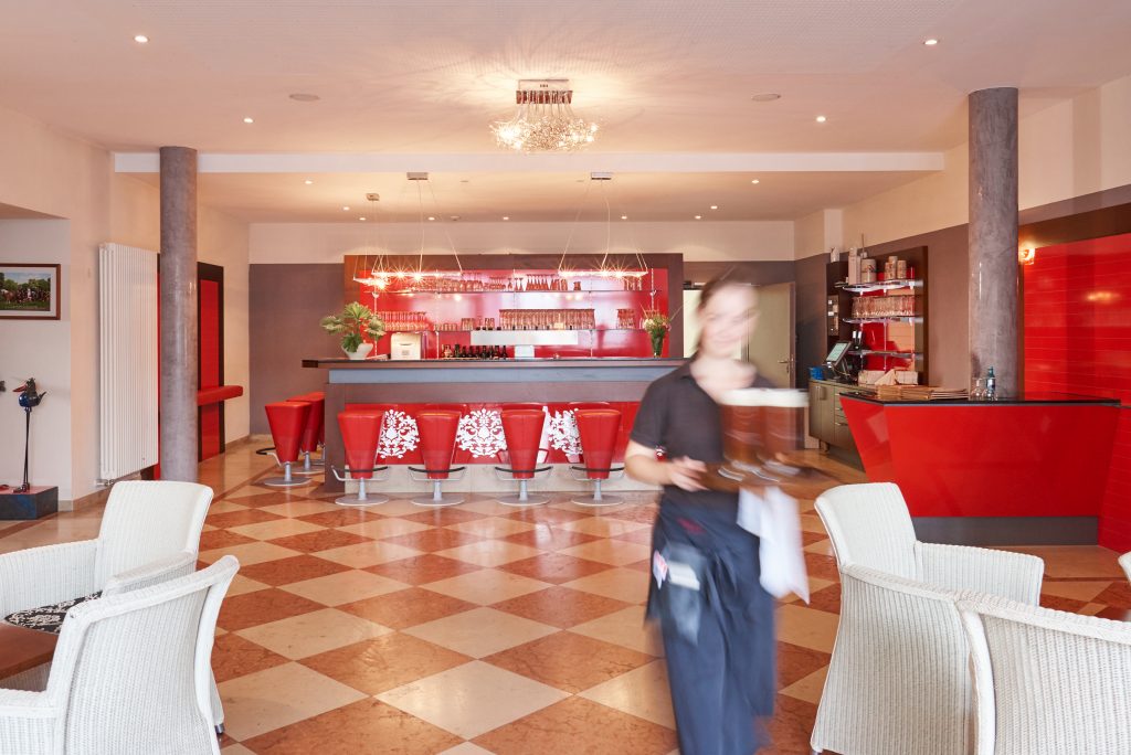 Ansicht Saal Neuwirt mit Kellnerin