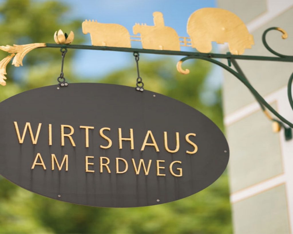 Wirtshaus am Erdweg Metall Schild mit Namen
