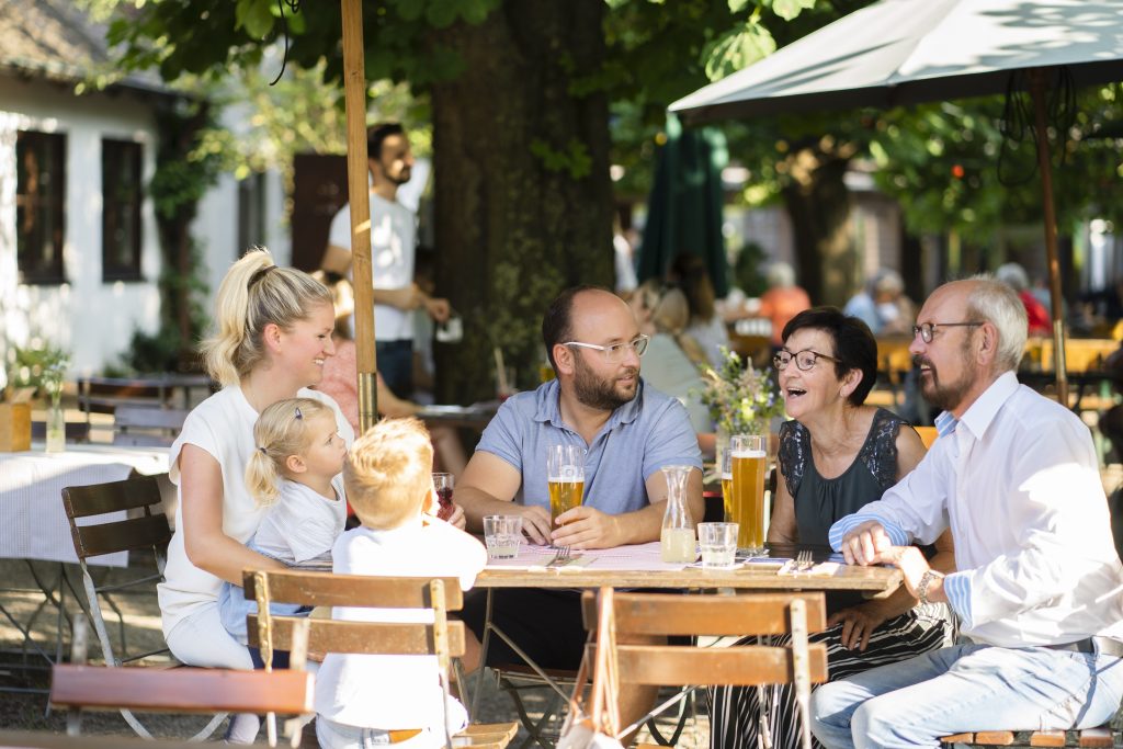 Biergarten Waldvogel e Erwachsene und 2 Kinder sitzen am Tisch