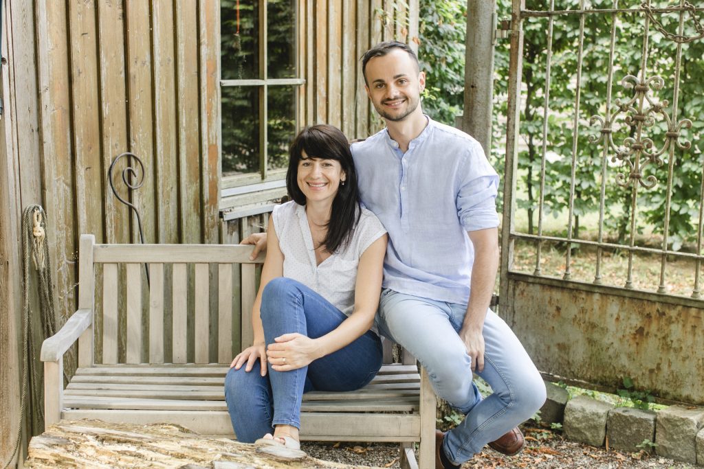 2 Personen auf Gartenbank