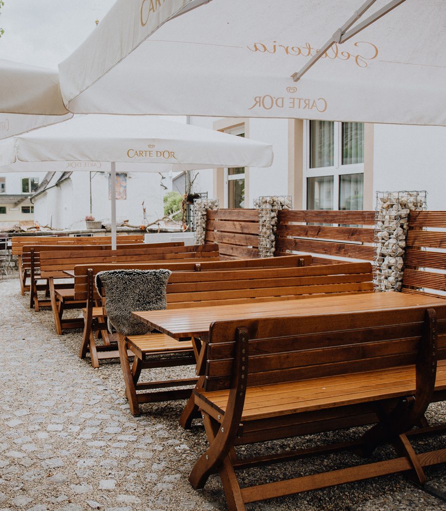 Der Postwirt Terrasse mit Schirmen