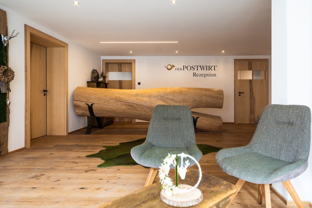 Der Postwirt Rezeption mit Sitzecke