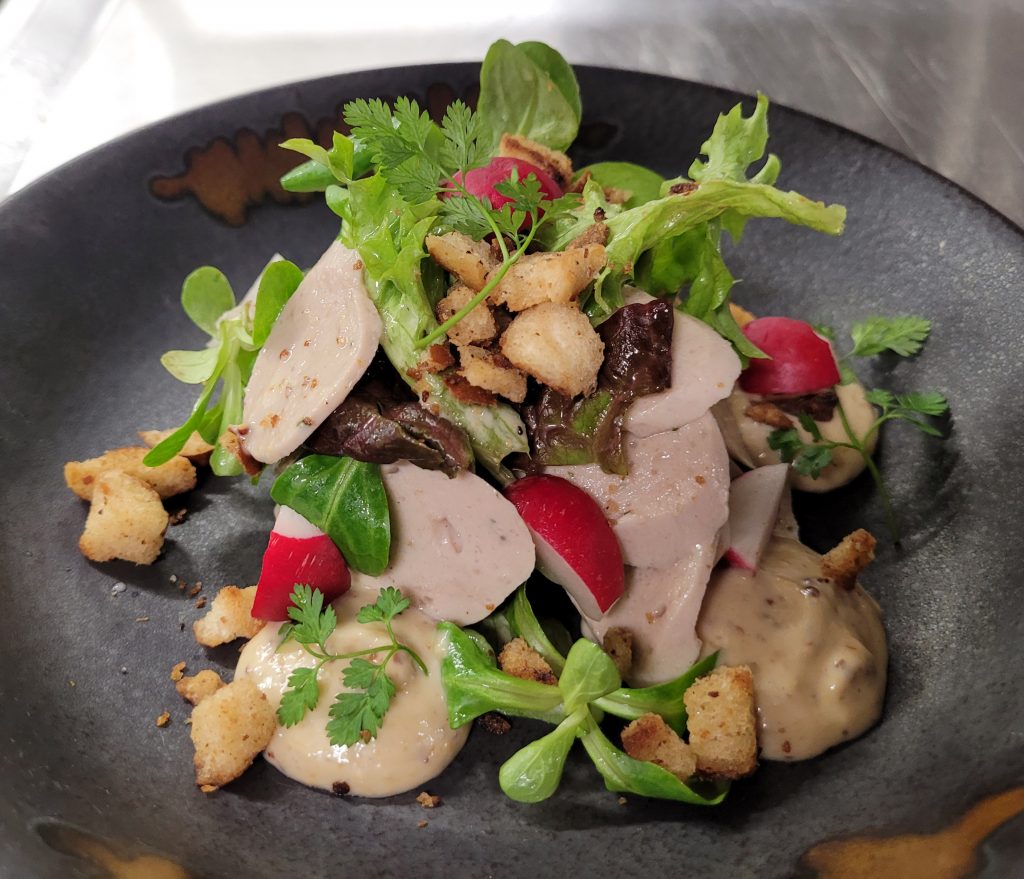 Lyoner mit Croutons und Salat