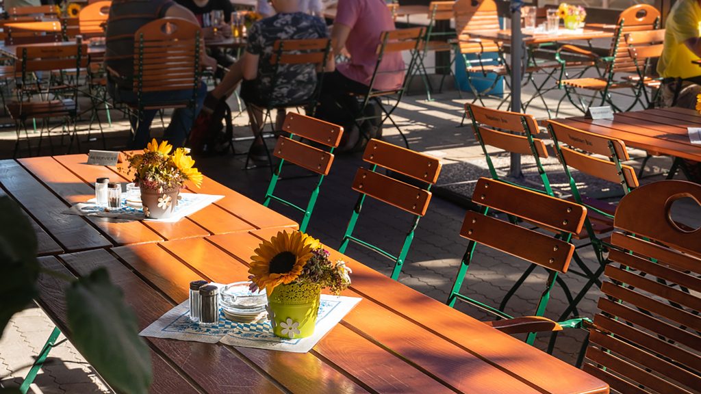 Biergarten mit Tischen und Blumendeko