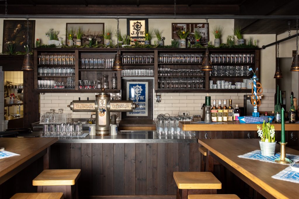 Theke im Riederstein mit Frühjahrsdeko