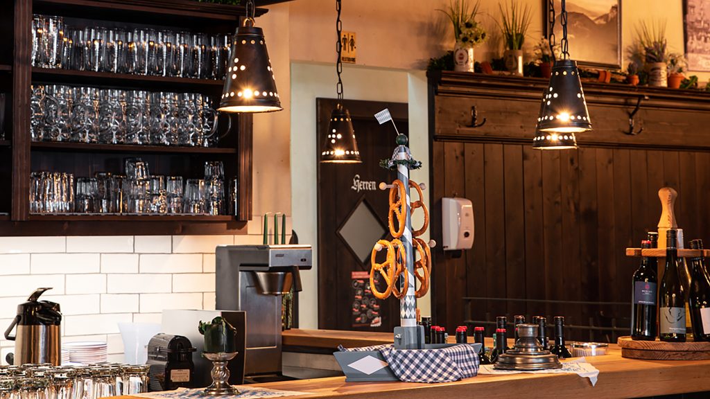 Thekenansicht im Restaurant zum Riederstein mit Brezen-Maibaum